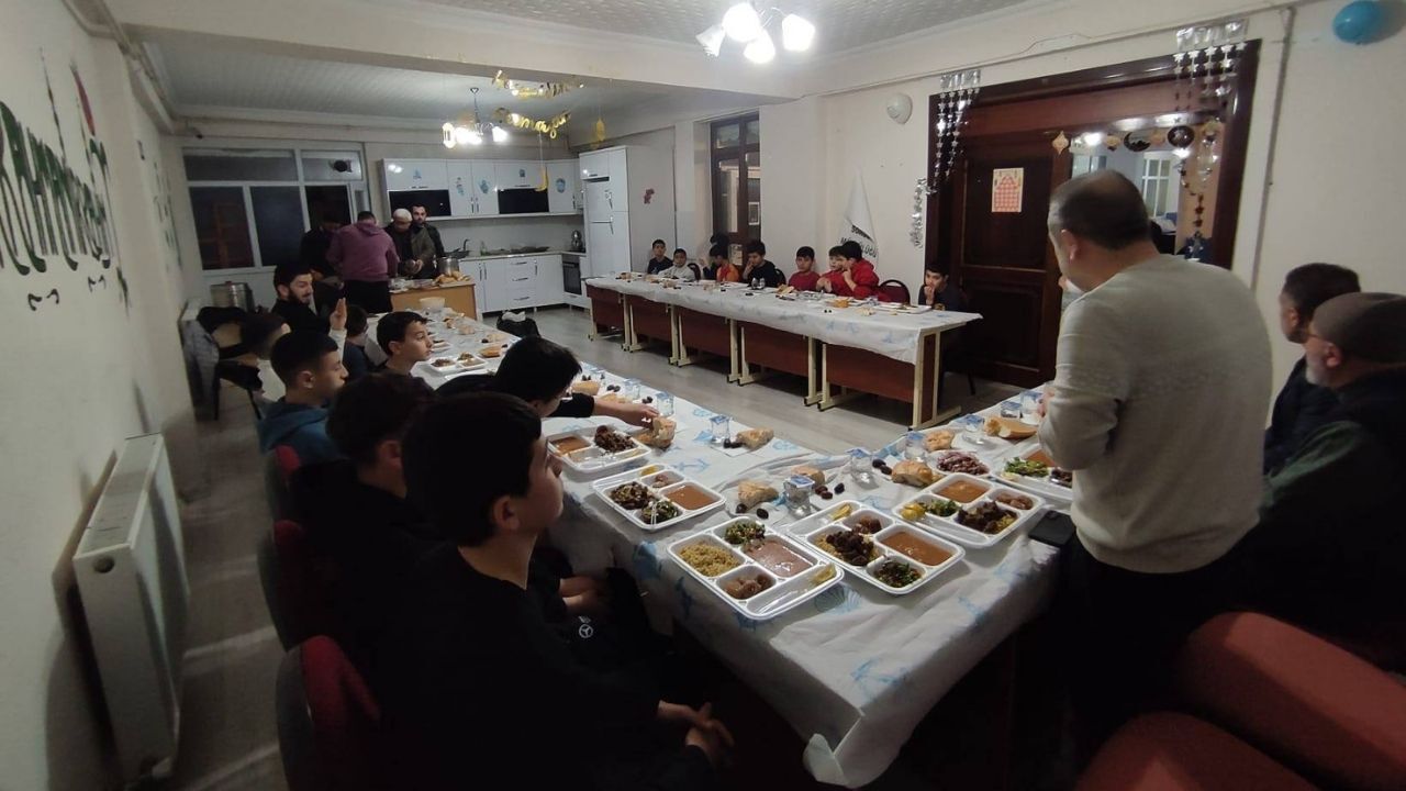 Sorgun’da Gençlere Özel İftar Manevi Atmosfer Öne Çıktı (2)