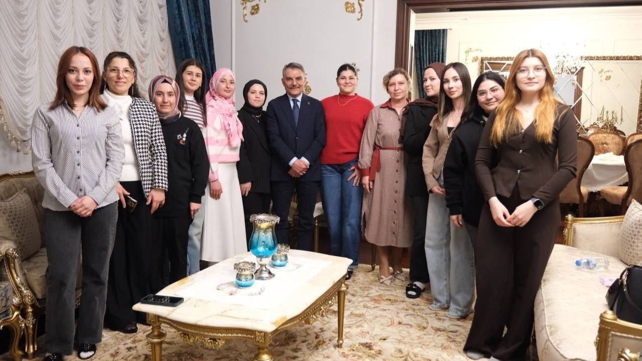 Vali Özkan Ve Eşi, Üniversiteli Öğrencileri Valilik Konutu'nda Ağırladı (1)