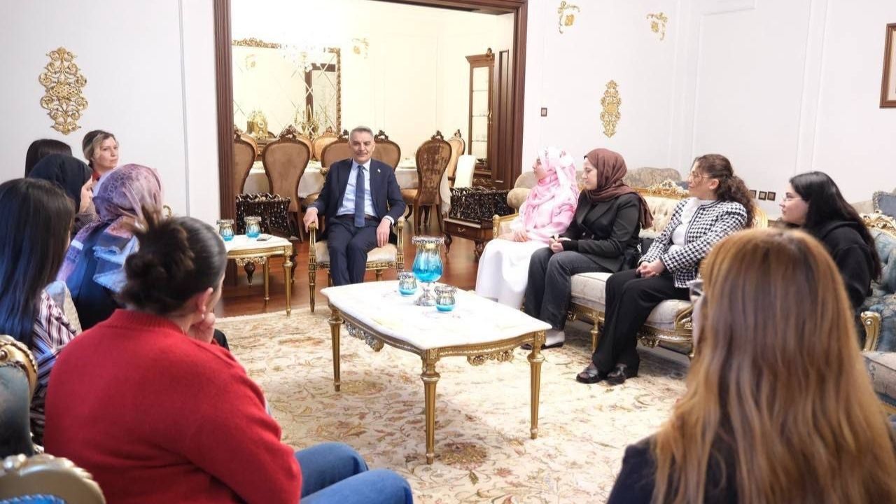 Vali Özkan Ve Eşi, Üniversiteli Öğrencileri Valilik Konutu'nda Ağırladı (3)