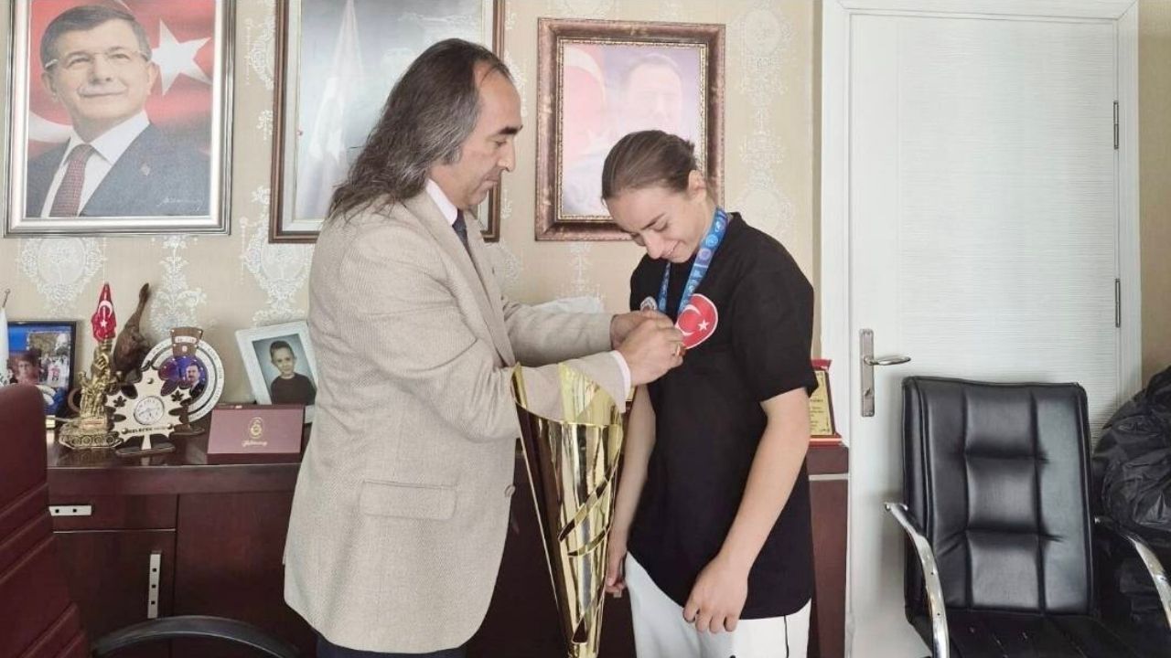 Yozgat İl Başkanı Aydoğmuş’tan Tebrik “Rabia Karadaş Yozgat’ın Gururudur” (2)-1