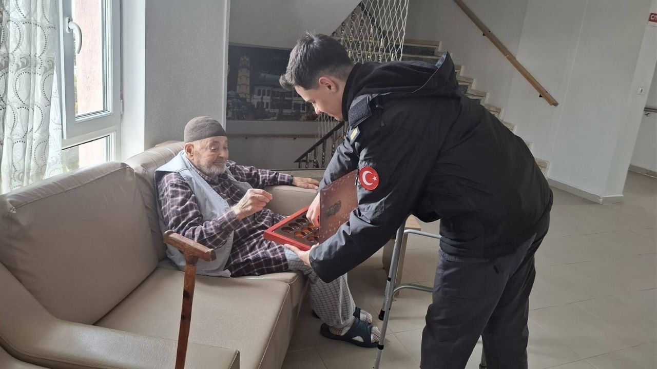 Yozgat Pomem Öğrencileri Yaşlılar Haftası’nda Gönülleri Isıttılar (3)