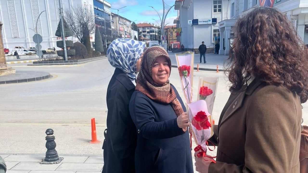 Yozgat Zafer Partisi’nden 8 Mart’ta Kadınlara Karanfil (3)