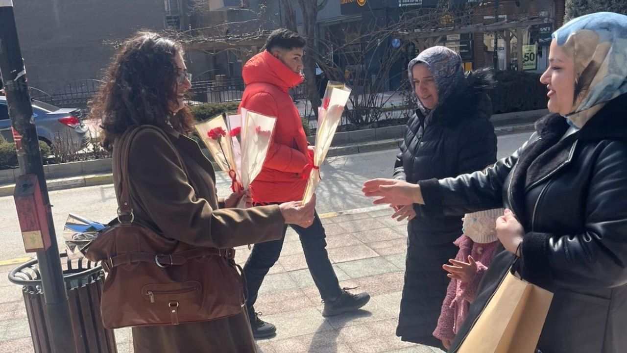 Yozgat Zafer Partisi’nden 8 Mart’ta Kadınlara Karanfil (5)