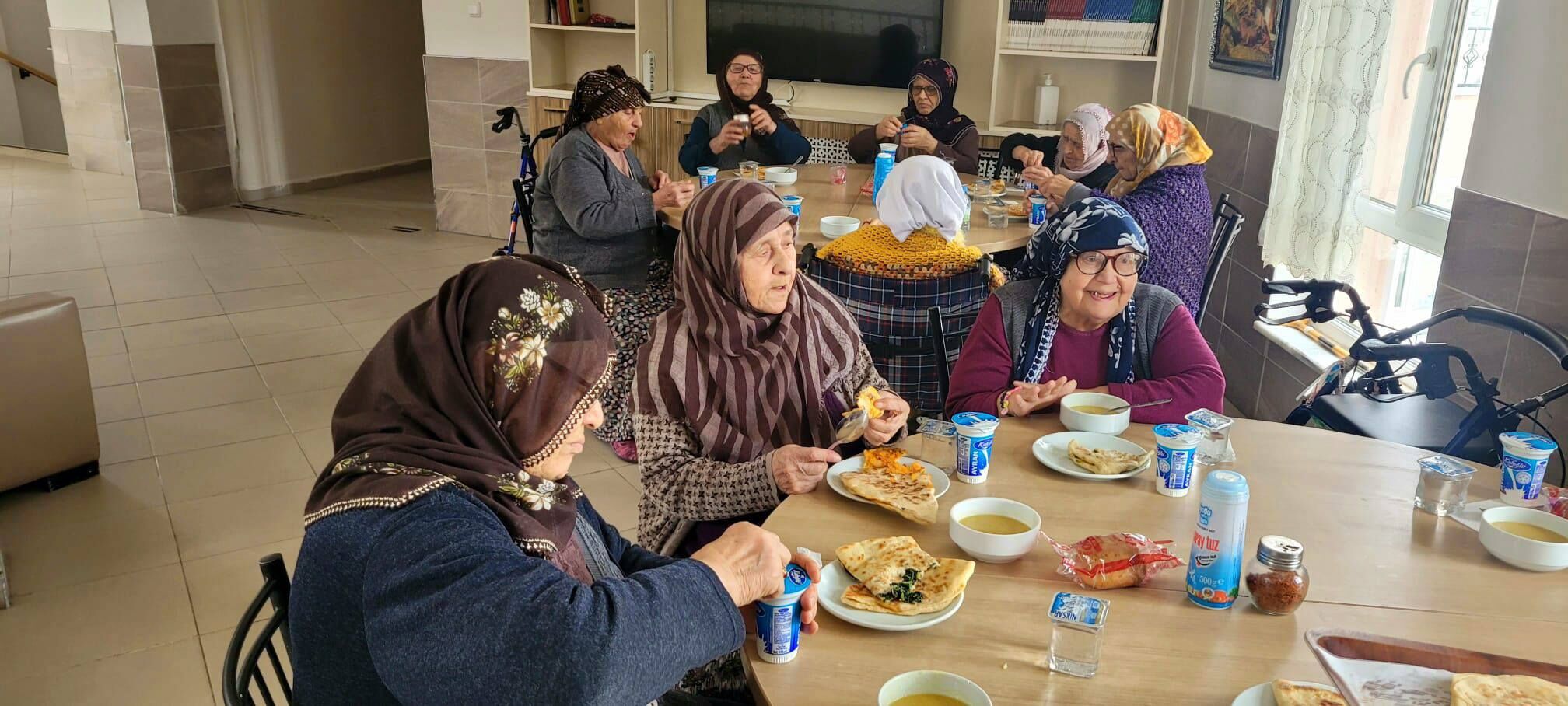 Yozgat'ta Alparslan Türkeş Huzurevi Sakinleri Ocak Başına Geçti