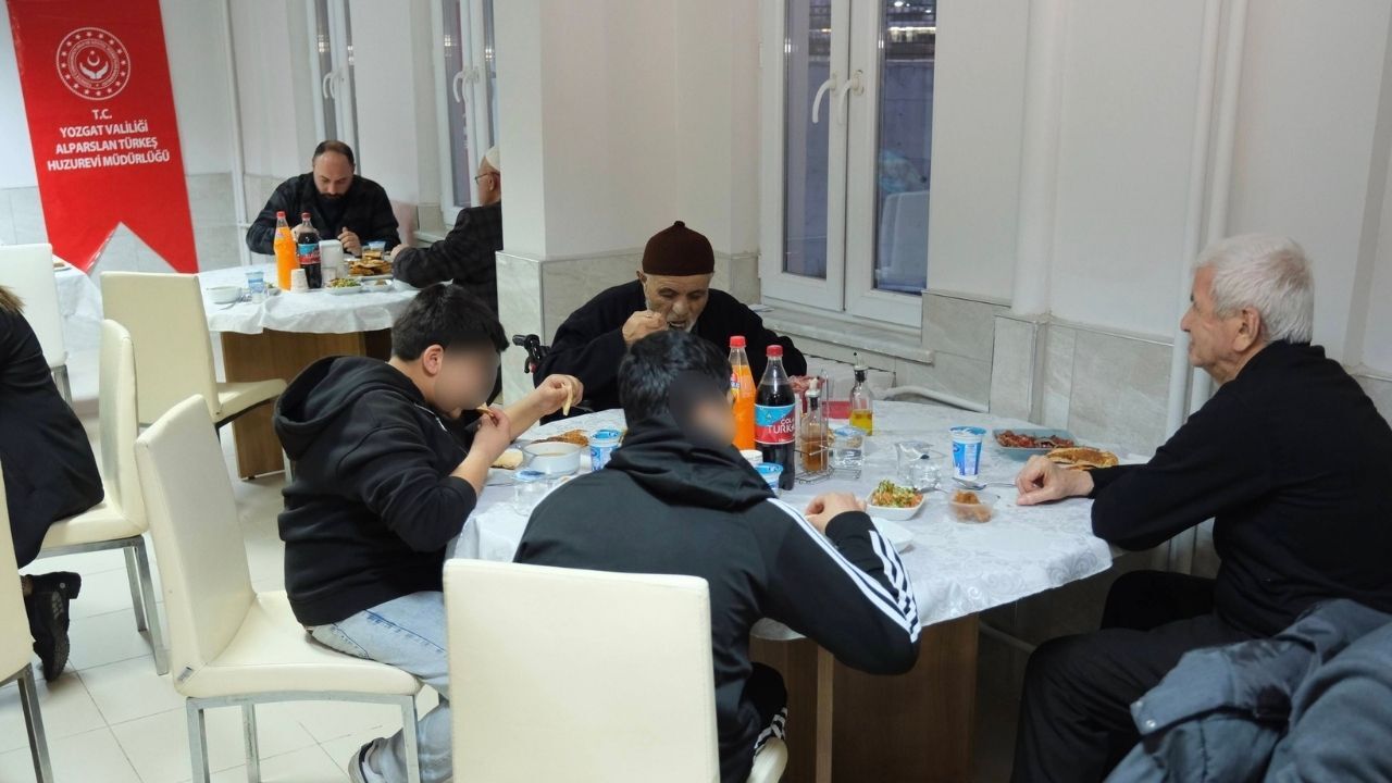 Yozgat’ta Aynı Akşam İki Anlamlı İftar Yaşlılar, Çocuklar Ve Şehit Anneleri (1)
