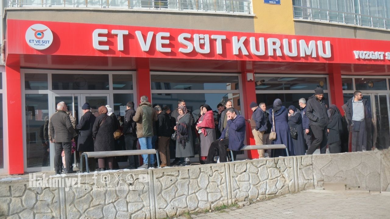 Yozgat'ta Et Ve Süt Kurumu Önünde Ramazan Yoğunluğu (1)
