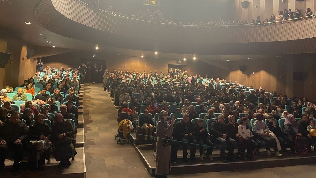 Yozgat’ta Minik Öğrenciler Sahneye Çıktı Program Büyük Beğeni Topladı (1)