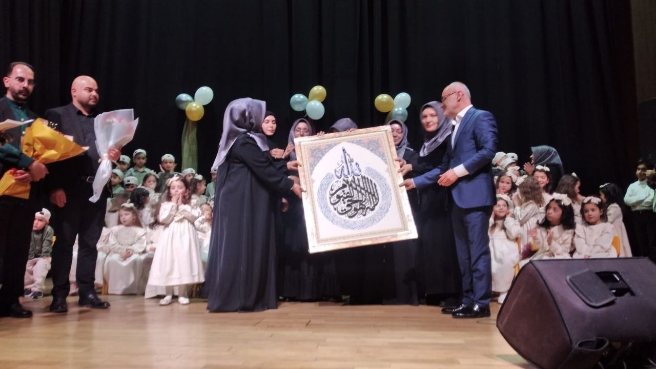 Yozgat’ta Minik Öğrenciler Sahneye Çıktı Program Büyük Beğeni Topladı (3)