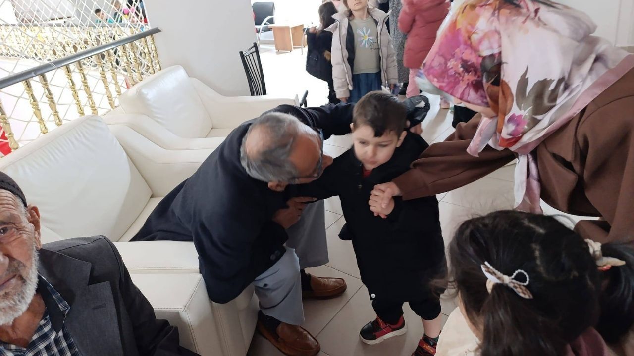 Yozgat'ta Minik Öğrencilerden Huzurevi Sakinlerine Anlamlı Ziyaret (1)