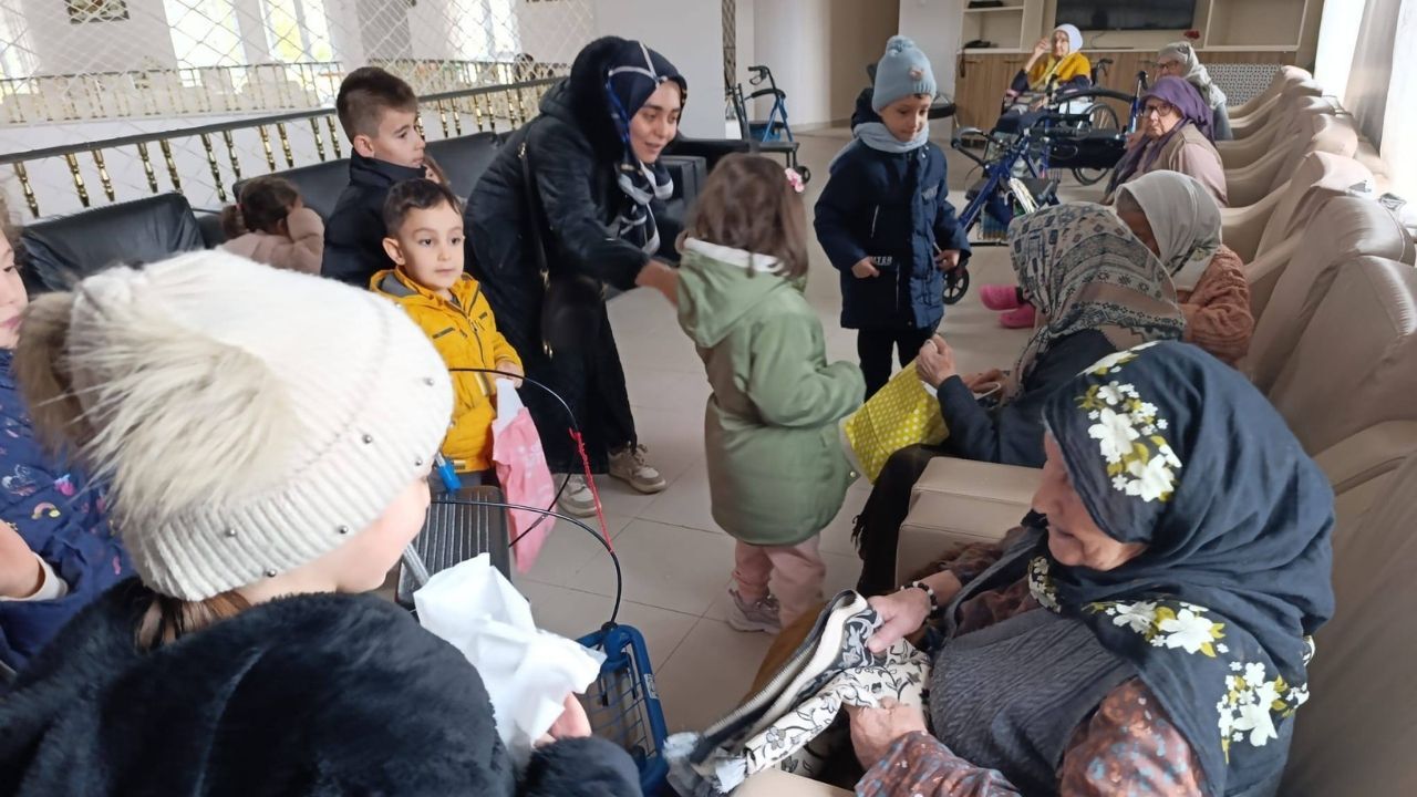 Yozgat'ta Minik Öğrencilerden Huzurevi Sakinlerine Anlamlı Ziyaret (2)