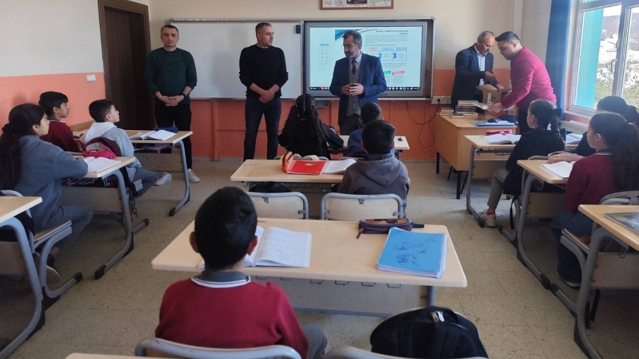 Yozgat’ta Öğrencilerle Buluştu “Hediyem Kur’an Olsun” Projesi Işık Tuttu (1)