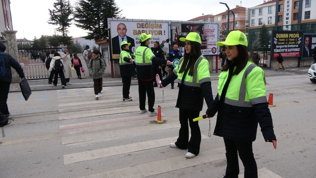 Yozgat’ta Trafikte Canlı Ders Öğrenciler Sahada Kural Öğrendi (1)