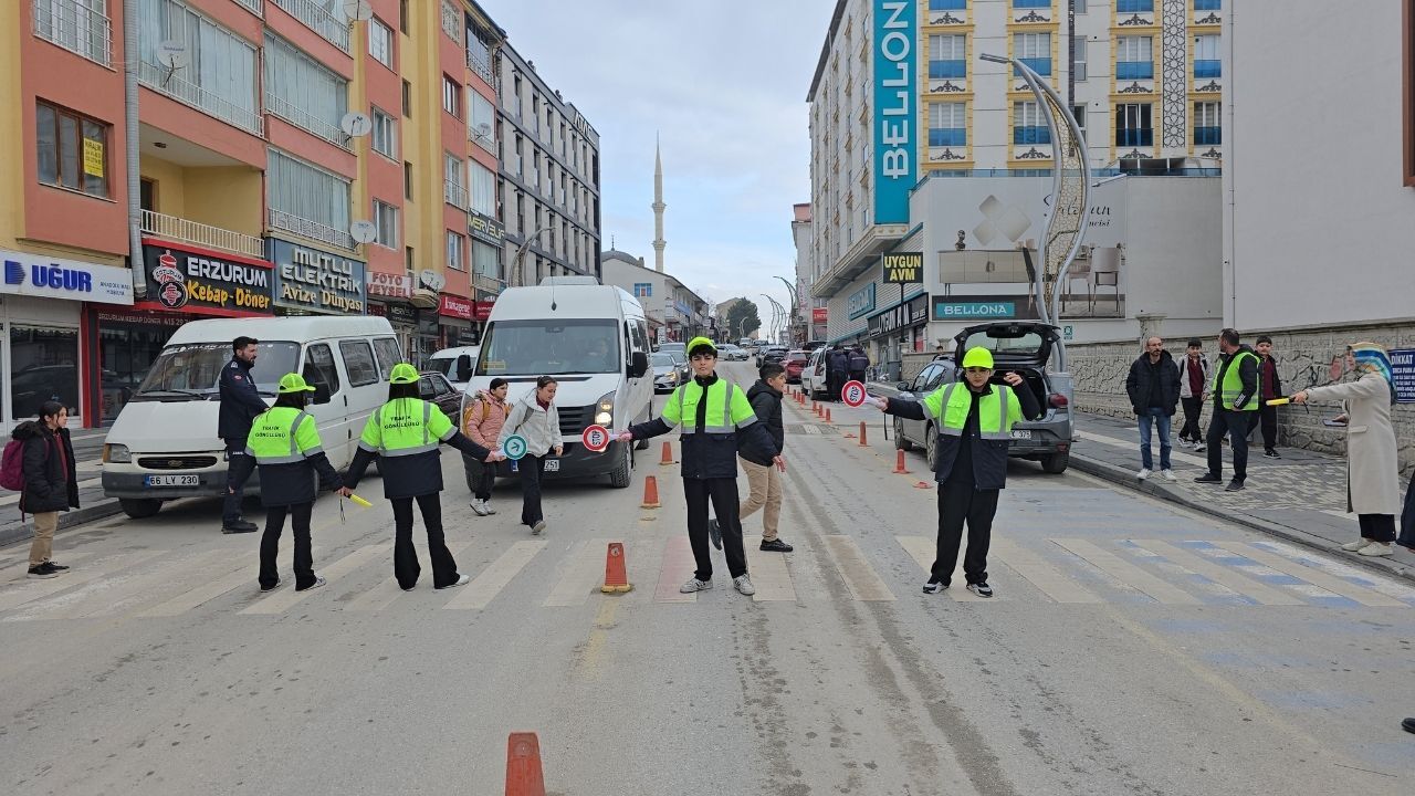 Yozgat’ta Trafikte Canlı Ders Öğrenciler Sahada Kural Öğrendi (3)