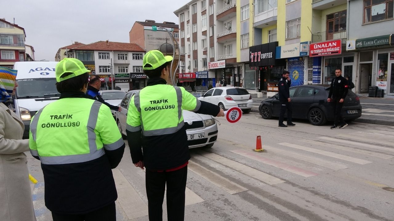 Yozgat’ta Trafikte Canlı Ders Öğrenciler Sahada Kural Öğrendi (5)