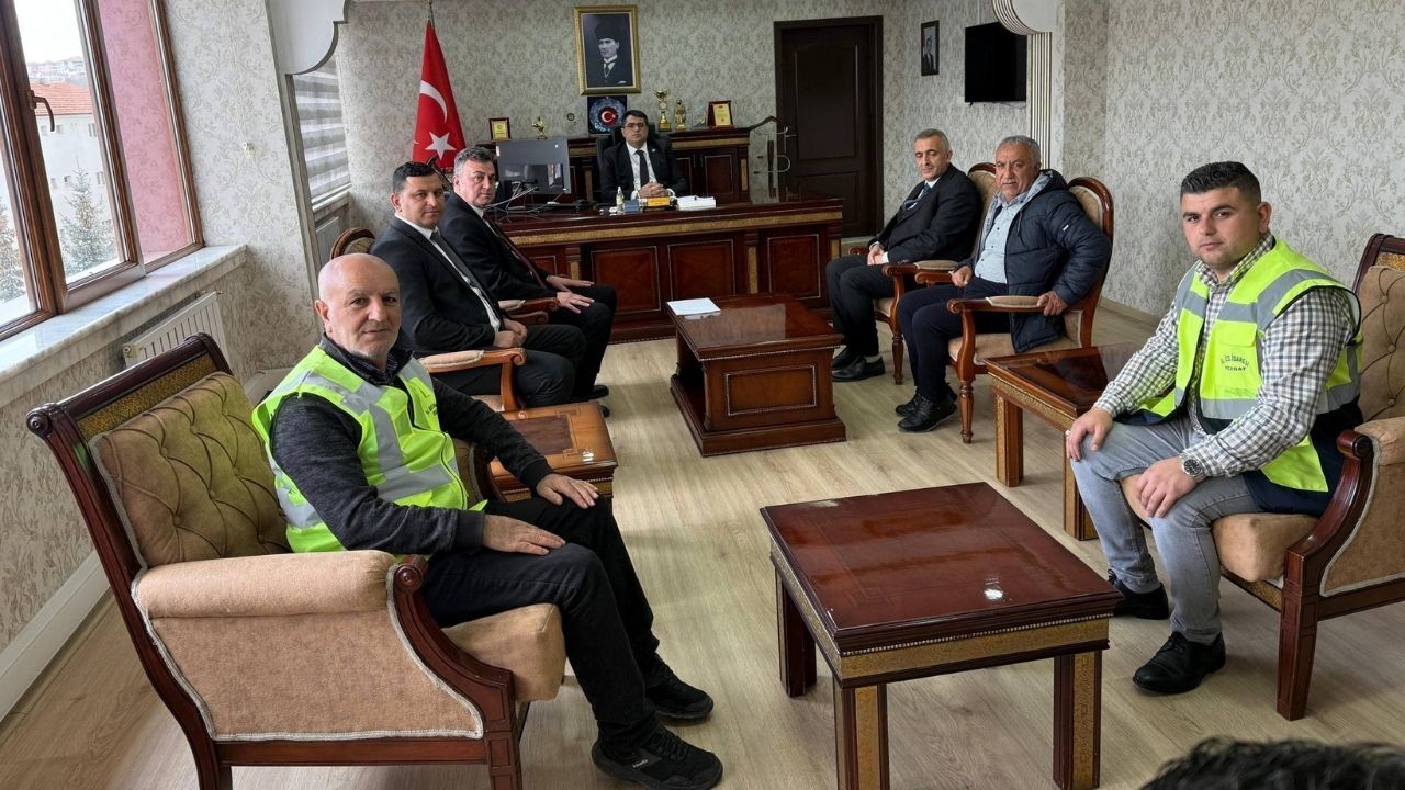 Akdağmadeni Kaymakamlığı’nda Özel Tören Personelin Başarıları Kutlandı (1)