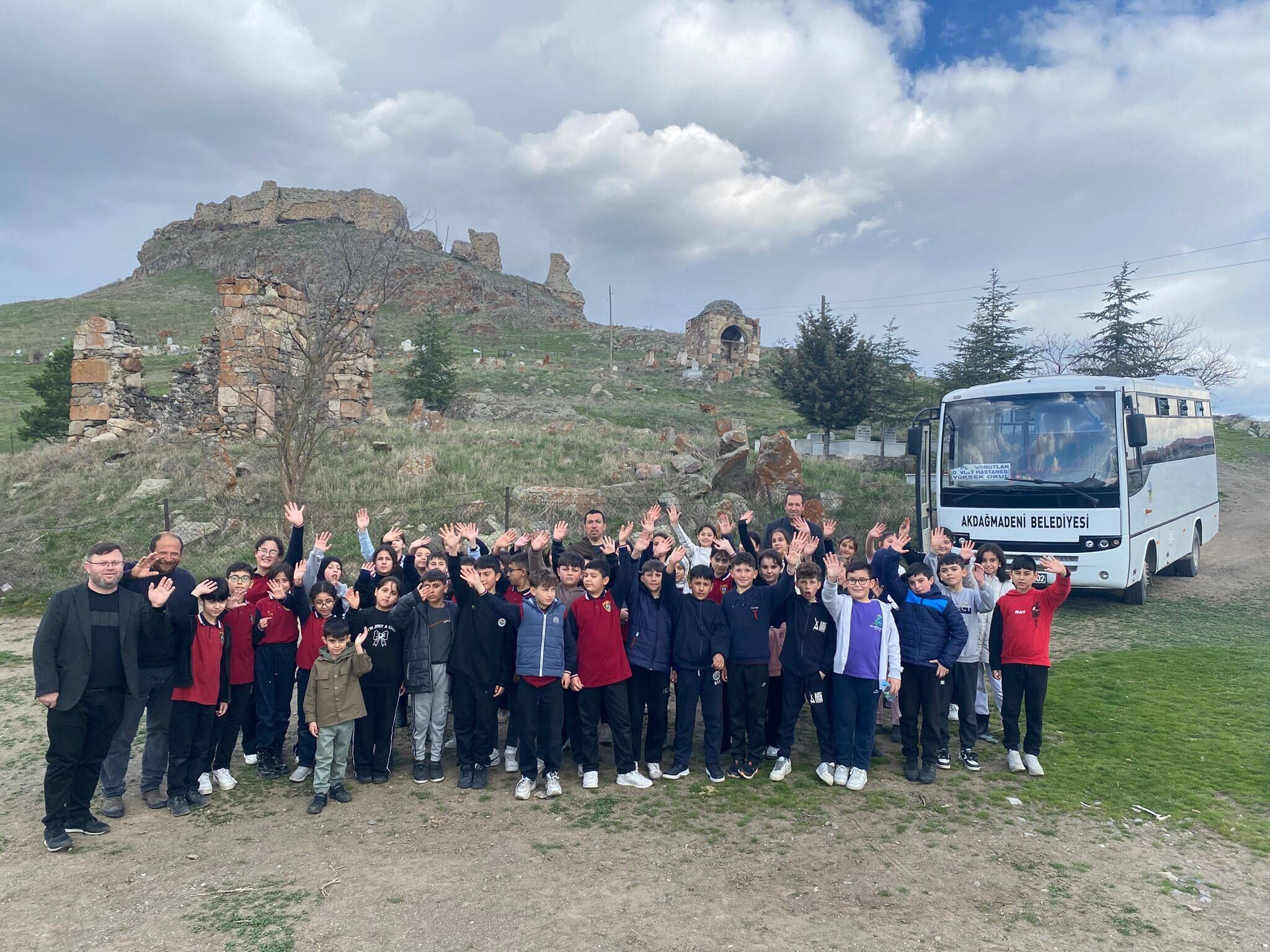 Akdağmadeni’nde Öğrenciler Tarihi Yerinde Keşfetti