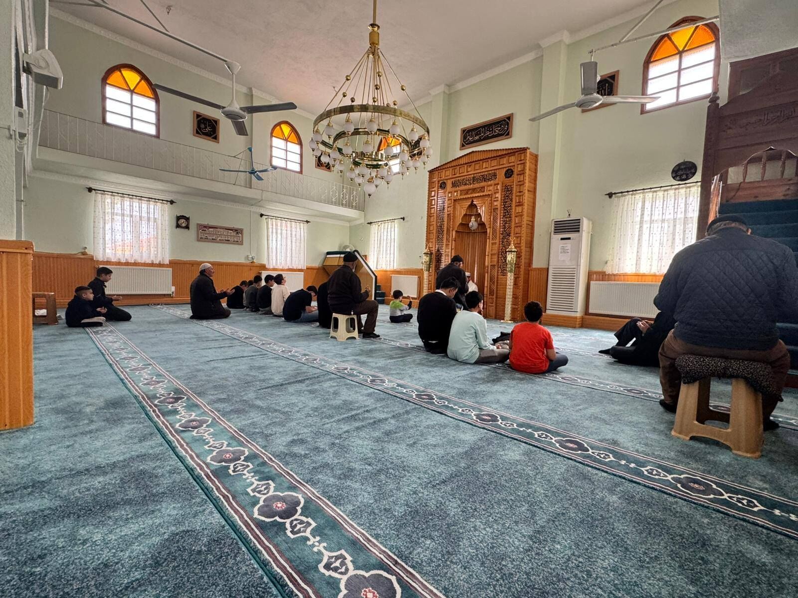 Camiler Gençliğin Enerjisiyle Çiçek Açıyor