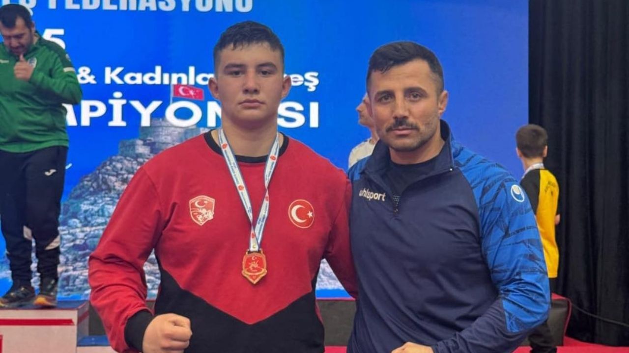 Kars’ta Yozgat Rüzgarı Esti! Genç Güreşçi Altın Madalyayı Boynuna Takttı (2)