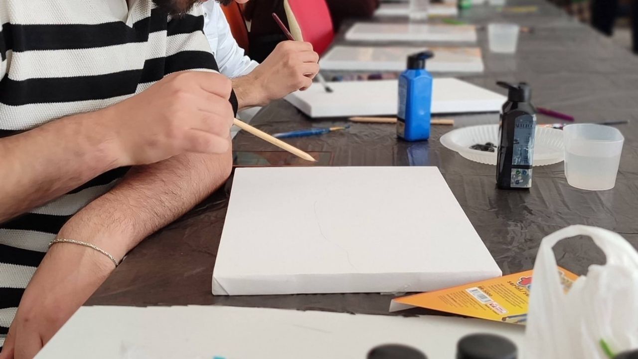 Renklerin Özgürce Konuştuğu Bir Atölye Gençler Tuval Başında Buluştu (2)