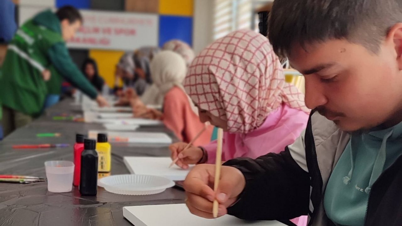 Renklerin Özgürce Konuştuğu Bir Atölye Gençler Tuval Başında Buluştu (4)