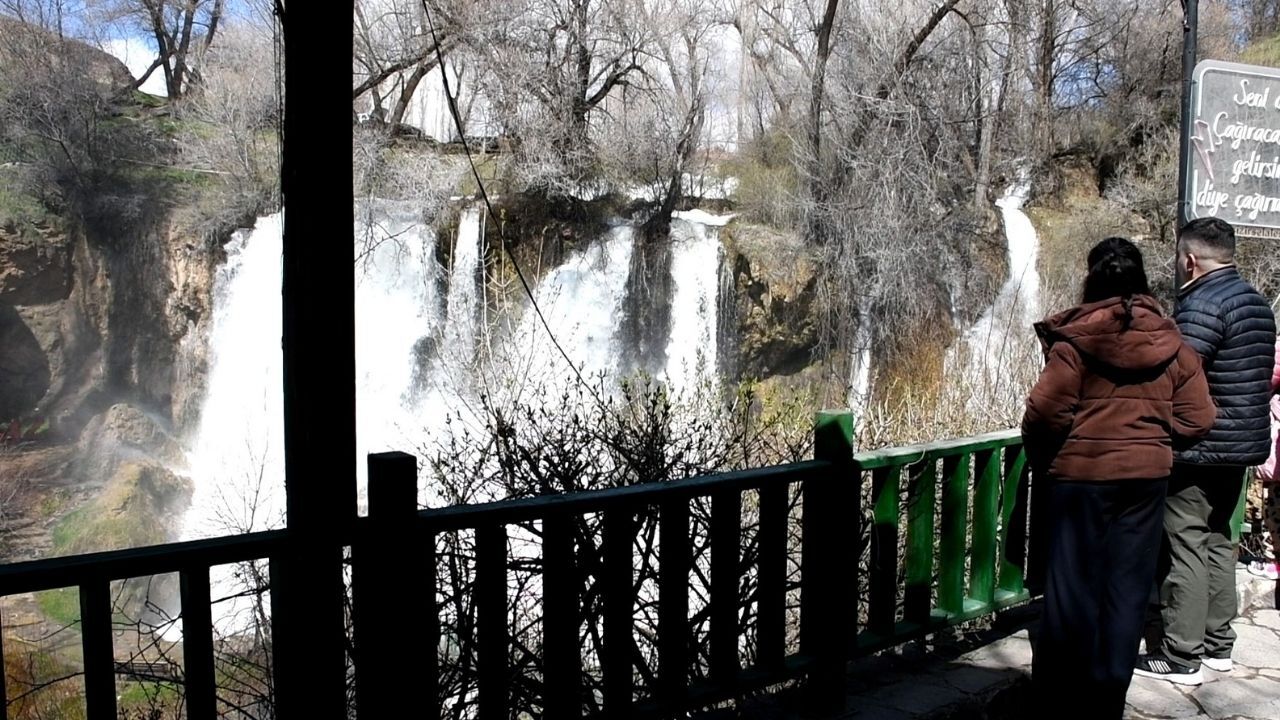 Sızır Şelalesi’nde Bahar Manzarası Ziyaretçileri Büyüledi (1)