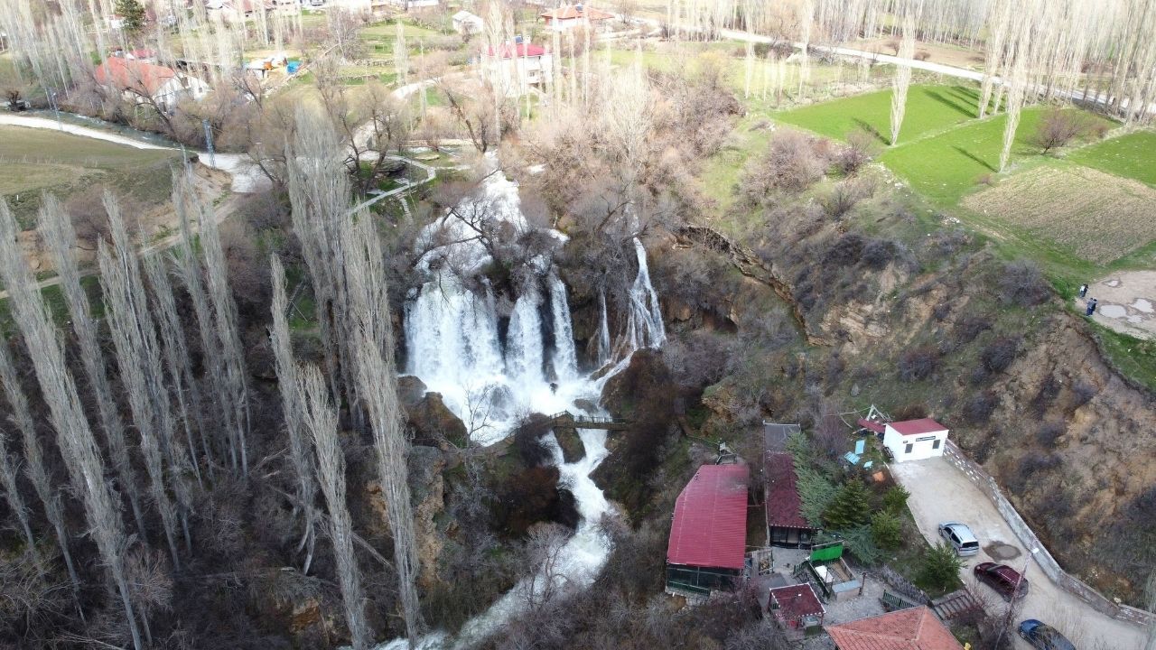 Sızır Şelalesi’nde Bahar Manzarası Ziyaretçileri Büyüledi (3)