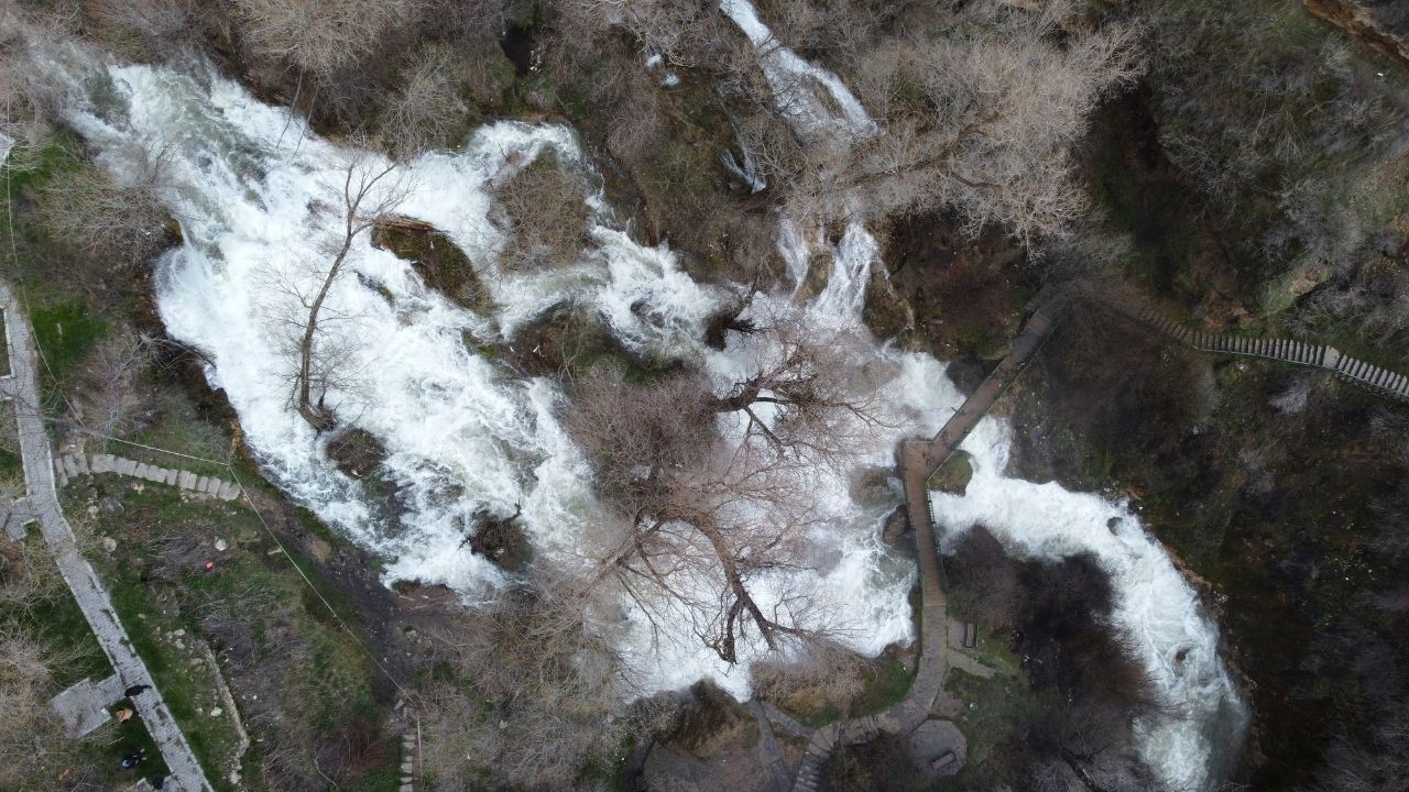Sızır Şelalesi’nde Bahar Manzarası Ziyaretçileri Büyüledi (4)