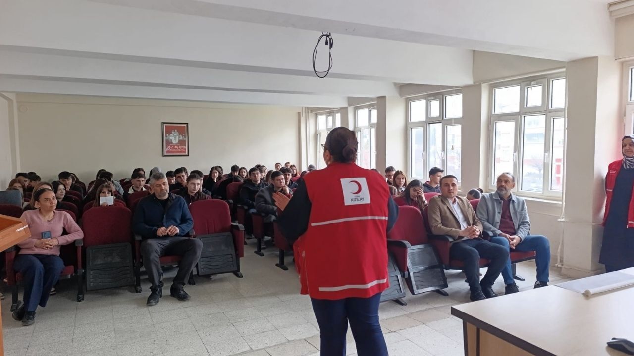 Türk Kızılay Yozgat’tan Eğitim Hamlesi 5 Okulda Aynı Konu Gündemdeydi (1)