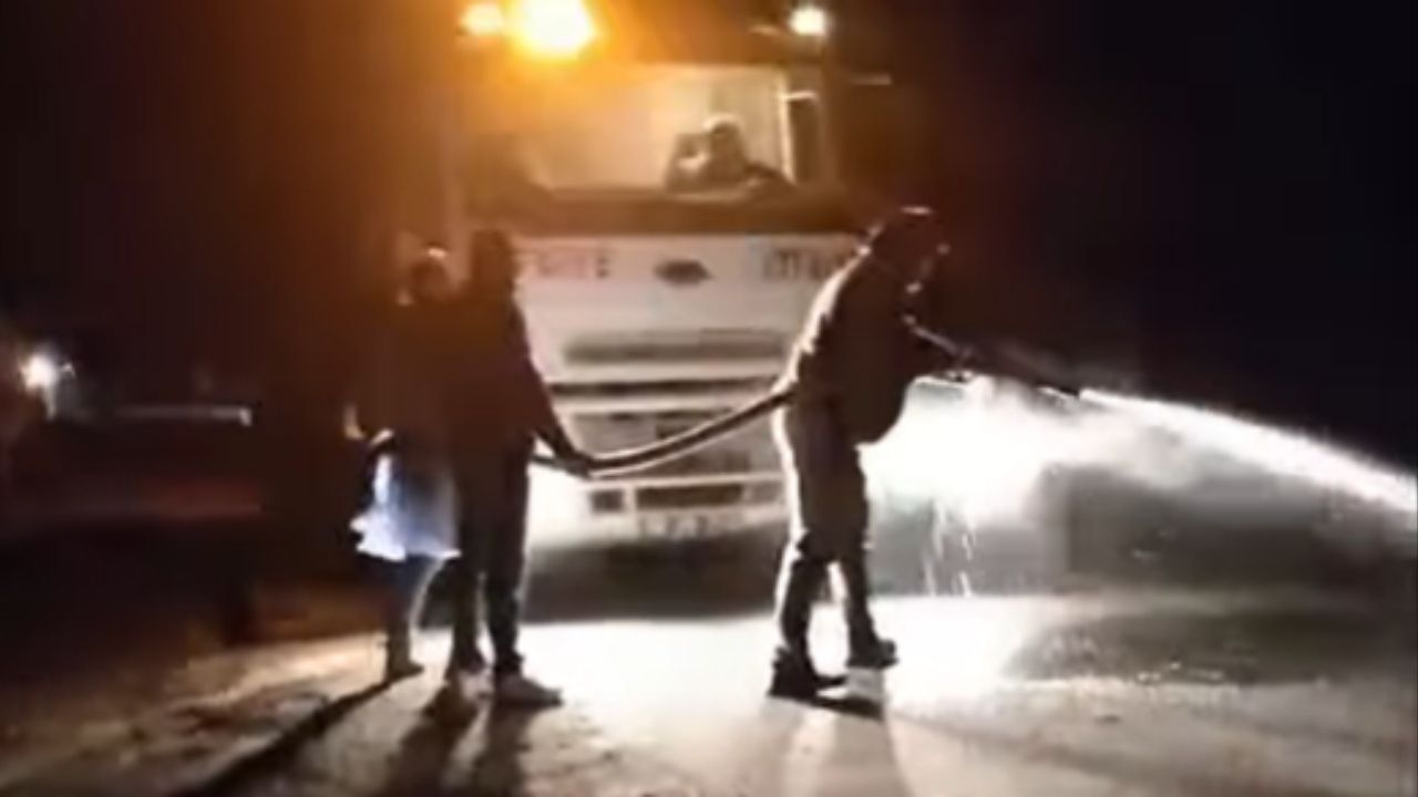 Yola Dökülen Atıklar Trafiği Kilitledi... Belediye Ekipleri Anında Müdahale Etti (1)