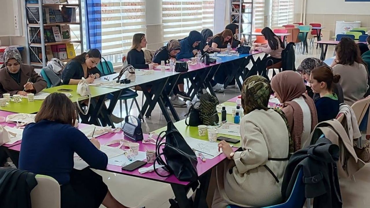 Yozgat Genç Ofis’te Yaratıcılık Renklerle Buluştu (4)