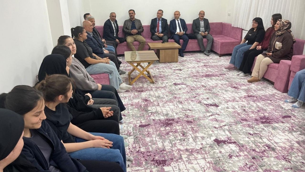 Yozgat İl Milli Eğitim Müdürü Sahada Pansiyon Şartları Masaya Yatırıldı (2)