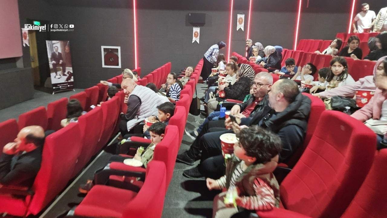 Yozgat’ta 23 Nisan İçin Sürpriz Program Sinema Şöleninde Karar Çocuklarda (5)