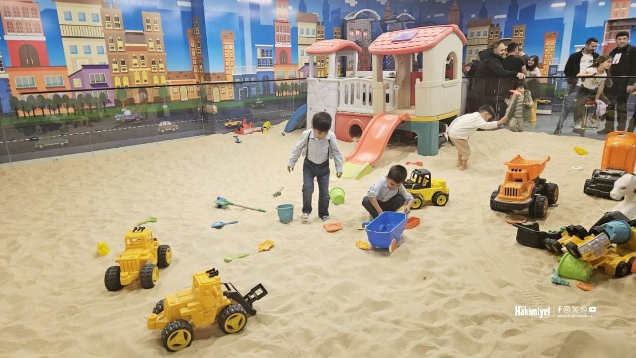 Yozgat’ta 23 Nisan İçin Sürpriz Program Sinema Şöleninde Karar Çocuklarda (7)