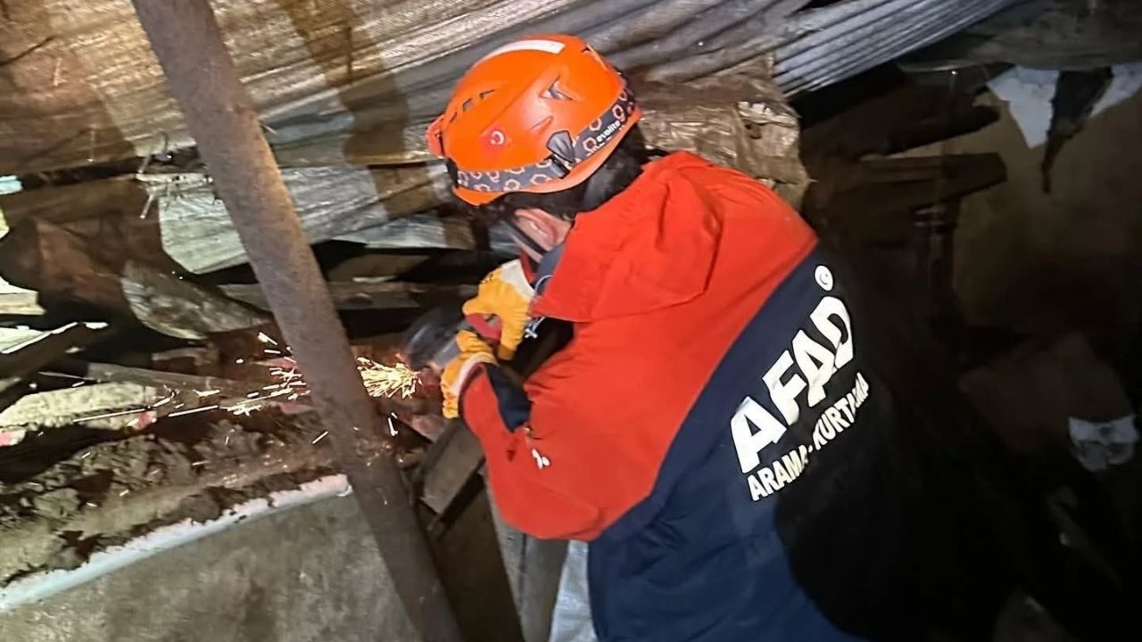 Yozgat’ta Ahır Çatısı Çöktü Afad’ın Müdahalesi Felaketi Önledi (1)