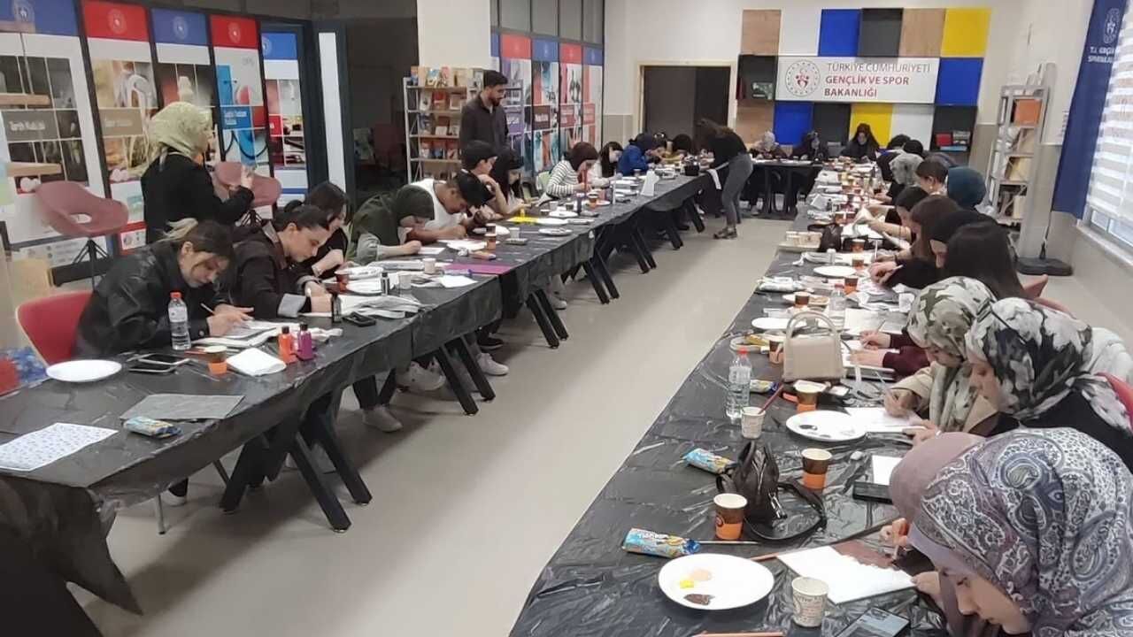 Yozgat’ta Dikkat Çeken Etkinlik Tuvalden Çantaya Uzanan Renkli Hikayeler (6)