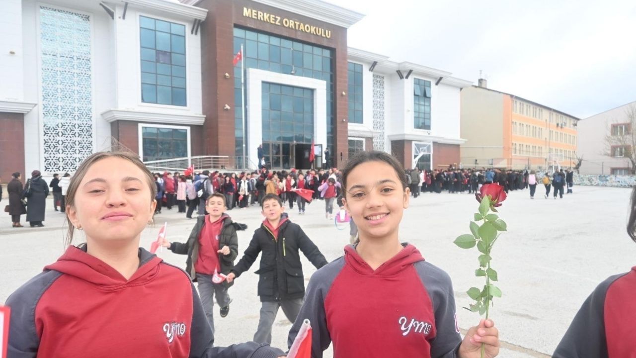 Yozgat’ta Eğitim Ailesi Kenetlendi Çiçeklerle Moral Seferberliği! (1)