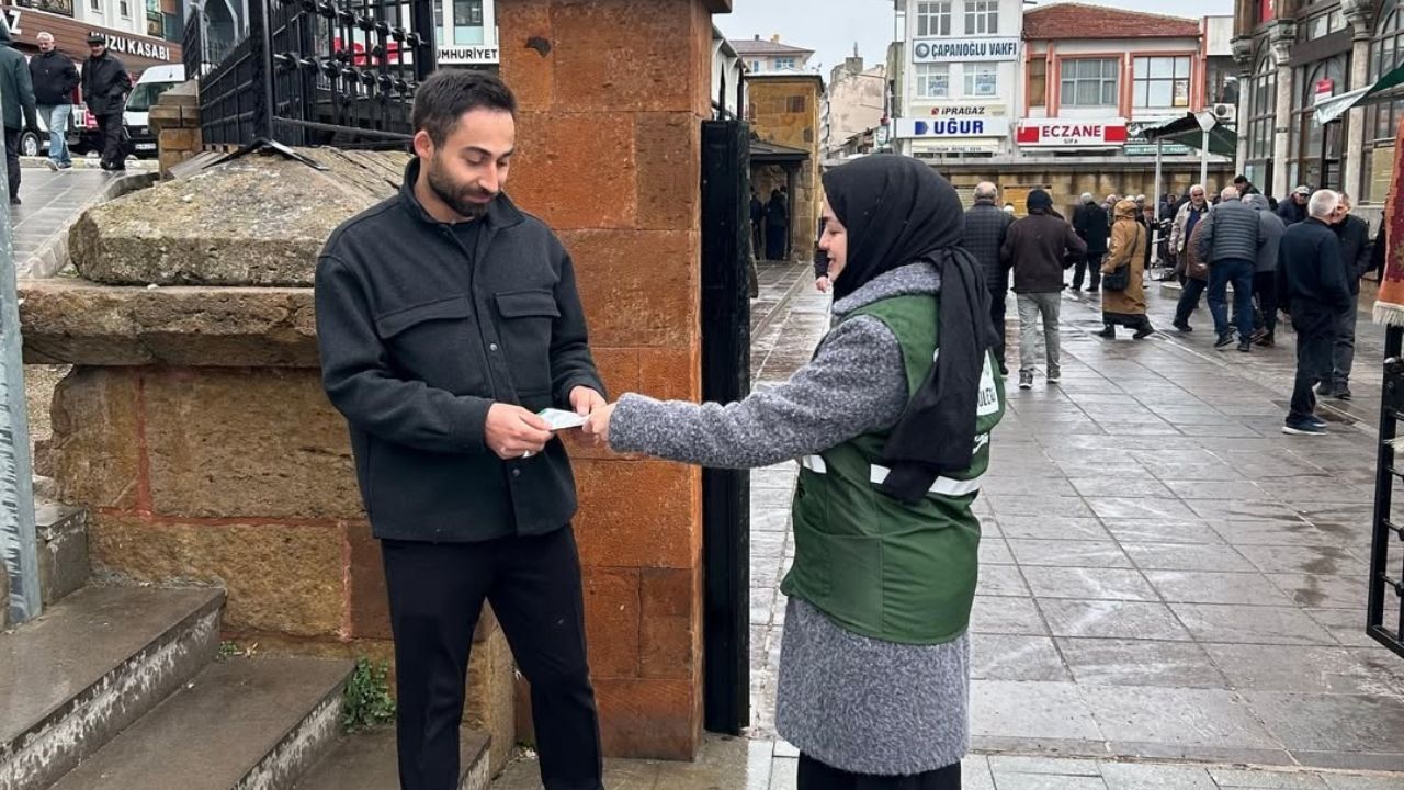Yozgat’ta Farkındalık Hareketi Gençler Cuma Sonrası Bağımlılık İçin Vatandaşlarla Buluştu (2)