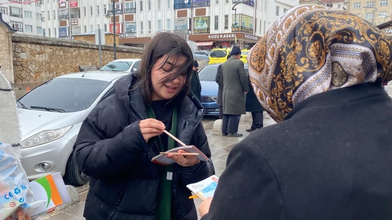 Yozgat’ta Farkındalık Hareketi Gençler Cuma Sonrası Bağımlılık İçin Vatandaşlarla Buluştu (4)