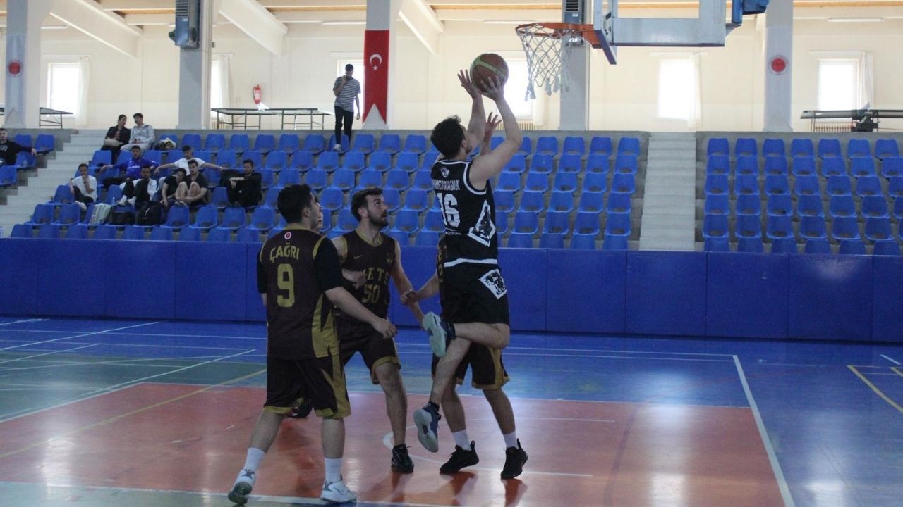 Yozgat'ta Gençliğin Enerjisi Sahaya Yansıdı Kampüste Nefesler Tutuldu (4)