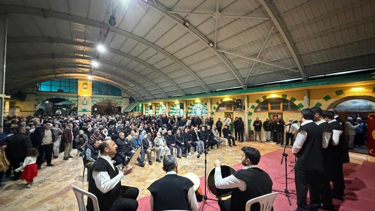 Yozgat’ta İlk Hac Kafilesi Dualarla Yola Çıktı Adaylar Gözyaşlarıyla Uğurlandılar (4)