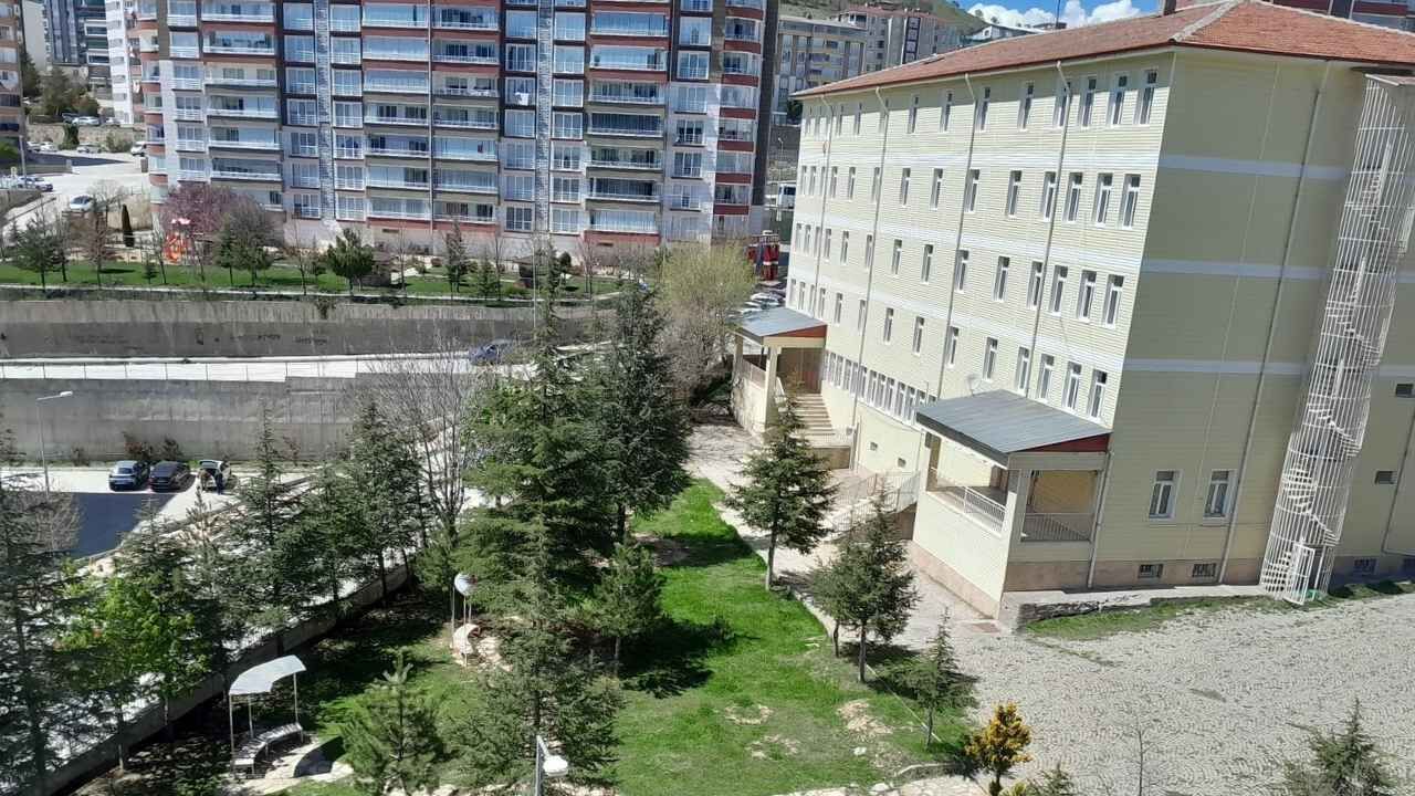 Yozgat'ta Okul Ve Pansiyonlar Riskli Yapı Tespitiyle Boşaltılıyor (2)