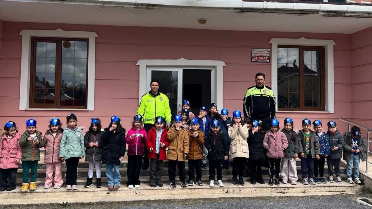 Yozgat’ta Polisler Sahada Miniklere Verilen Eğitimden Herkese Mesaj (1)