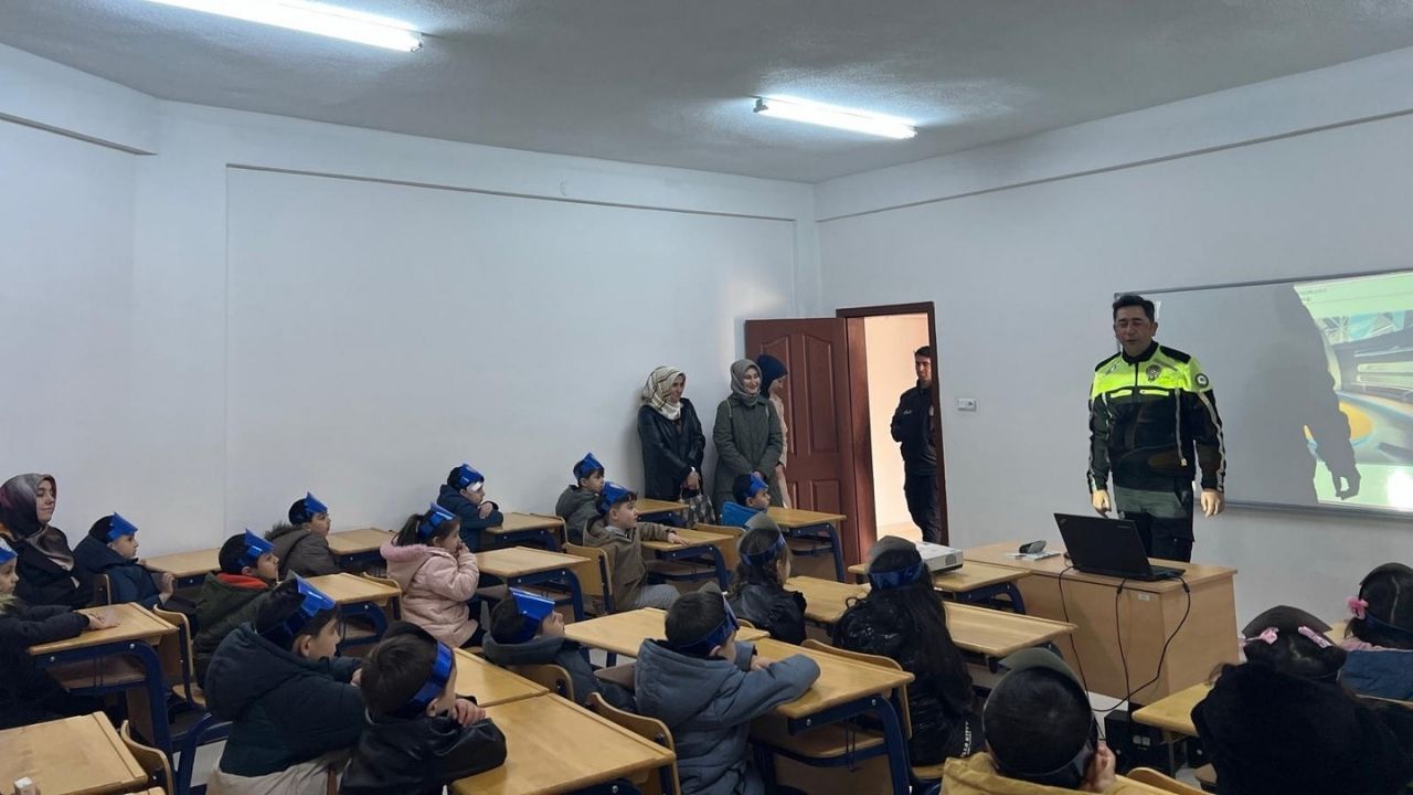 Yozgat’ta Polisler Sahada Miniklere Verilen Eğitimden Herkese Mesaj (3)