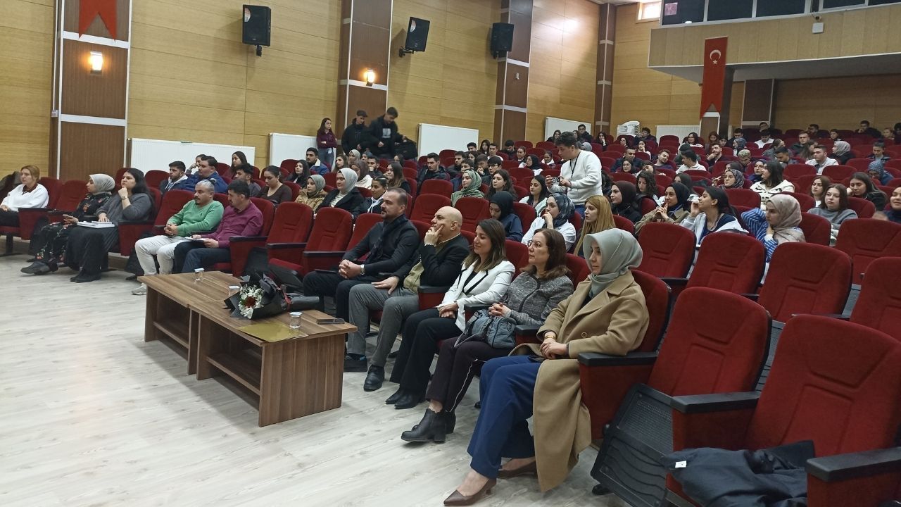 Yozgat’ta Sağlık Yönetimi Öğrencilerine Mesleki Yol Haritası Sunuldu (3)