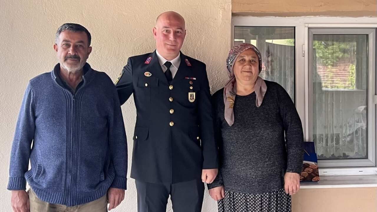 Bayramın En Anlamlı Ziyareti! Kapılarını Jandarma Çaldı (1)