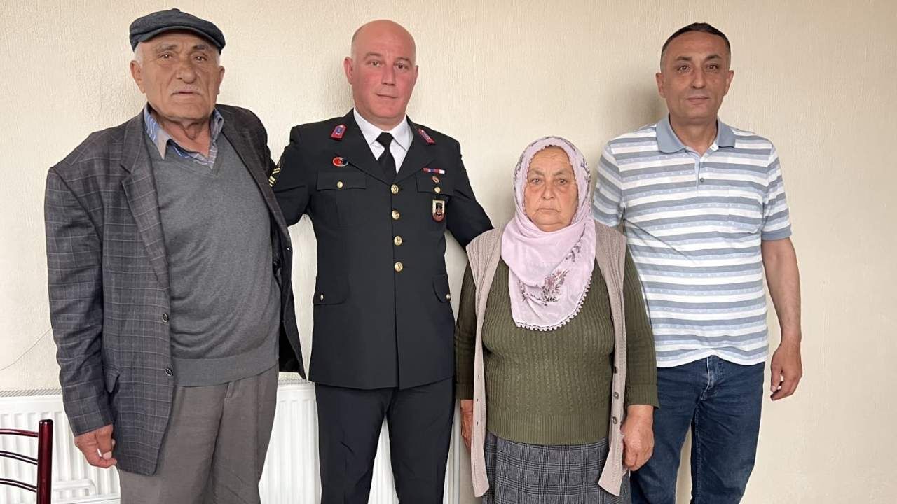 Bayramın En Anlamlı Ziyareti! Kapılarını Jandarma Çaldı (3)