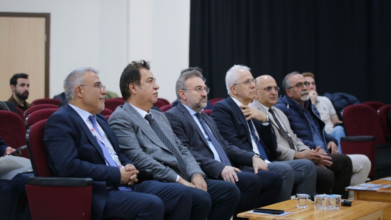 El Cerrahisinde Yapay Zeka Mı Hekim Mi Rektör Yaşar Sivas'ta Konuştu (2)