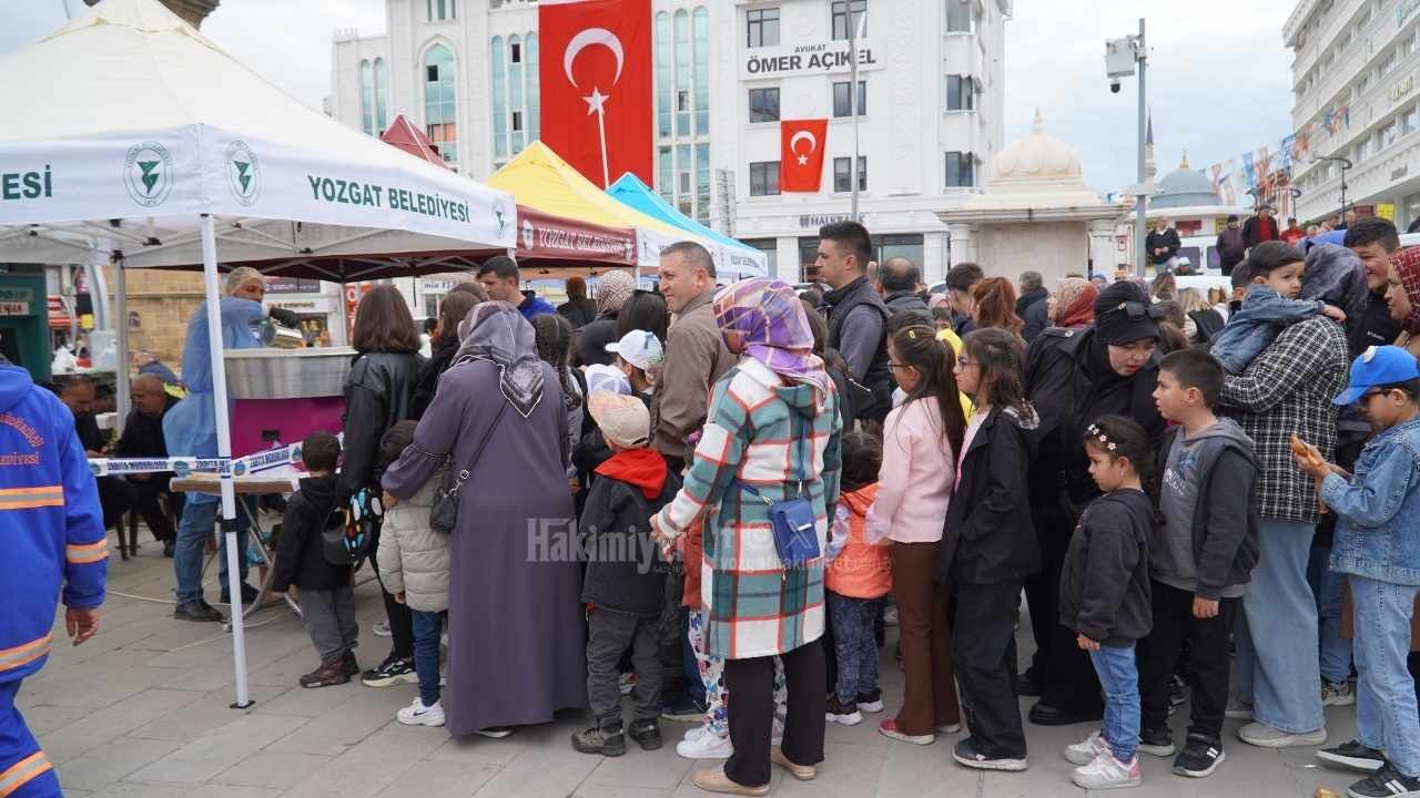 Gösterilere Alkış Yok, İkram Çadırlarında Uzun Kuyruklar Var (2)