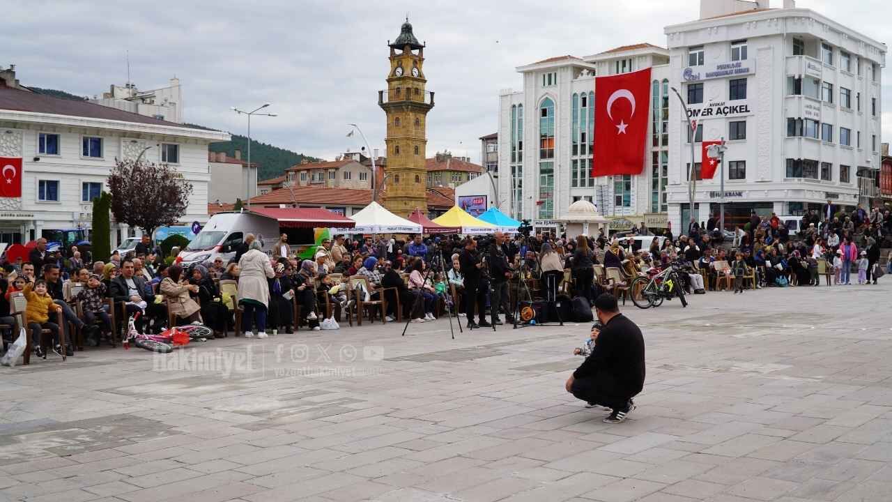 Gösterilere Alkış Yok, İkram Çadırlarında Uzun Kuyruklar Var (5)