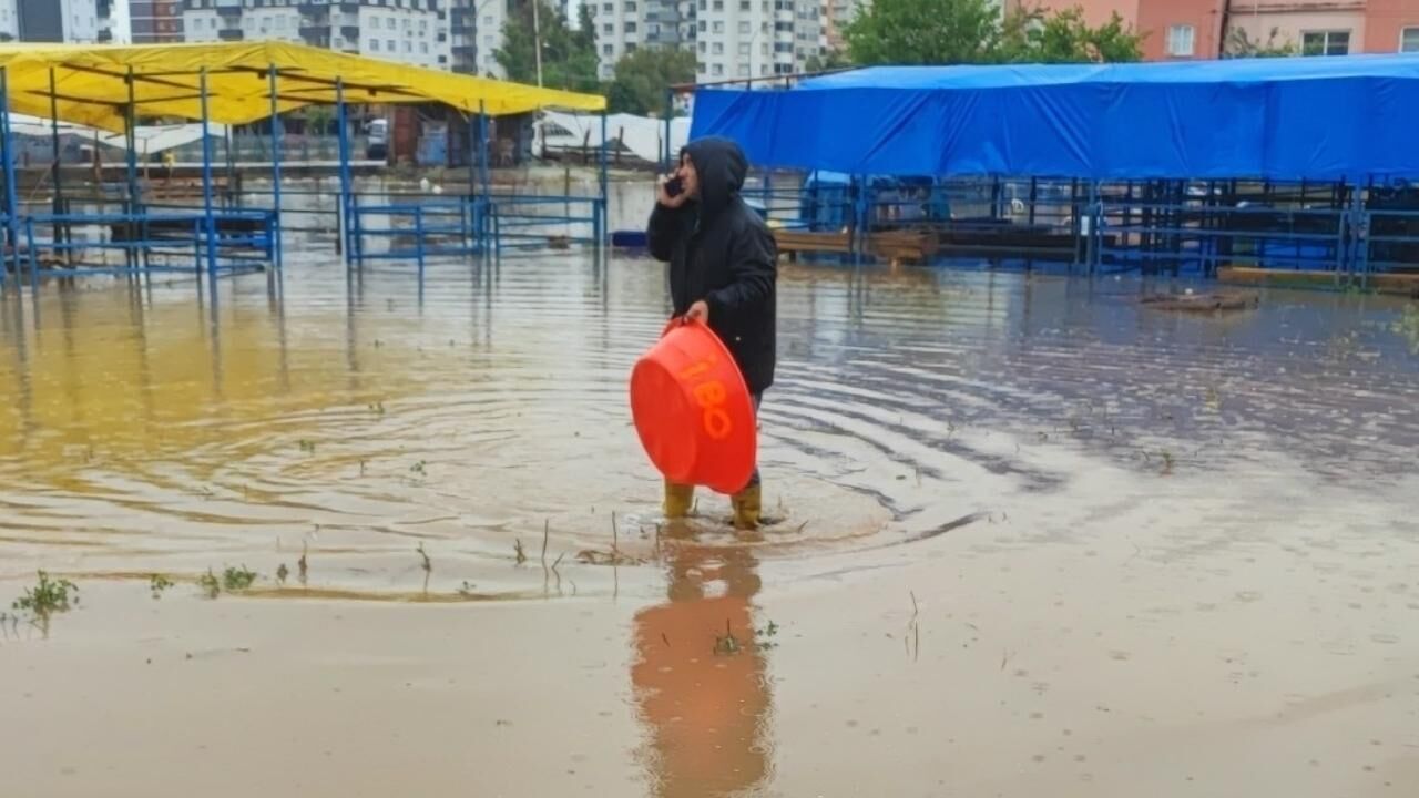 Kurban Pazarini Sel Vurdu, Besi̇ci̇ler Zor Anlar Yaşadi
